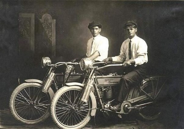 Уильям Харли и Артур Дэвидсон — учредители мотоциклов Harley Davidson, 1914.jpg